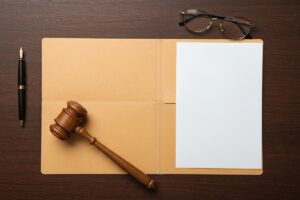 Mazo judicial y carpeta vacía sobre una mesa: el concurso sin masa