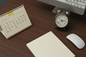 Calendario y reloj sobre una mesa: el plazo de prescripción de una deuda