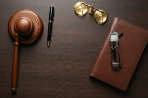 Mazo judicial, balanza y carpeta sobre mesa de despacho: la ley concursal en España